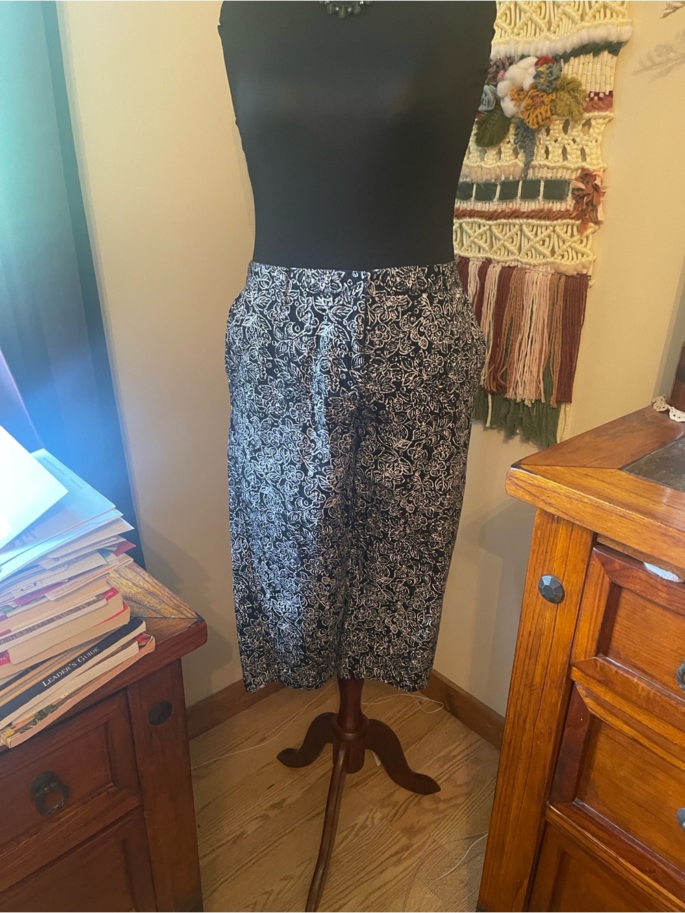 Kim Rogers Black & White Floral Capris